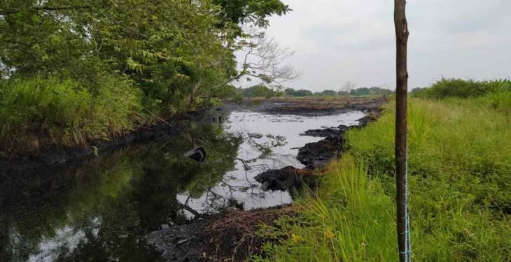 Denuncian vigencia de derrame de hidrocarburos en ranchería de Huimanguillo