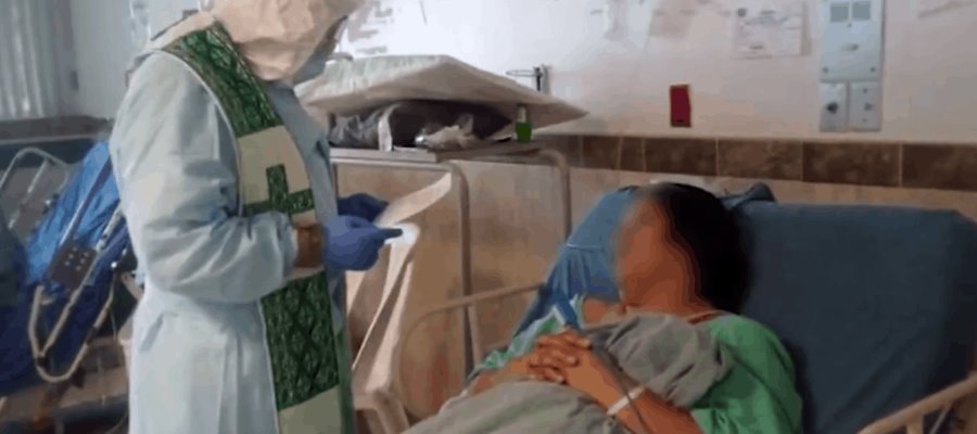Sacerdote lleva Sacramentos a pacientes de COVID-19 internados en el ‘Juan Graham’ y Hospital de Cárdenas