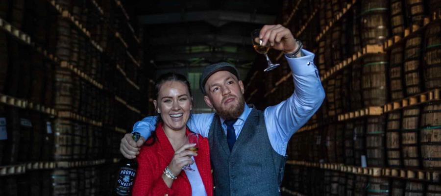 Tras 12 años de noviazgo, McGregor anuncia nupcias con su novia Dee Devlin