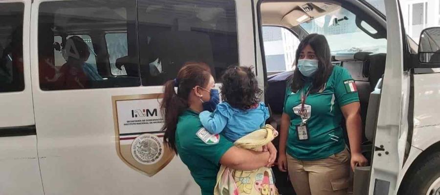 Oficiales del INAMI asisten a niña para su retorno a Honduras Oficiales del INAMI asisten a niña para su retorno a Honduras