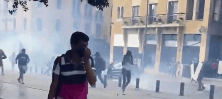 Chocan manifestantes y fuerzas policiacas libanesas durante protestas, tras explosión en Beirut