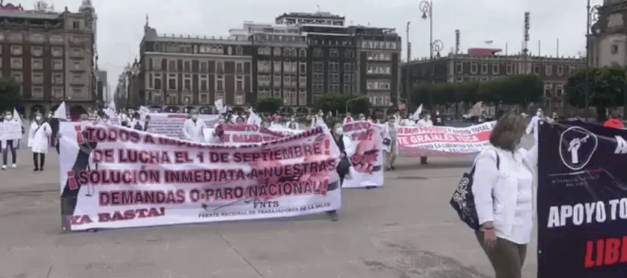 Marchan médicos para solicitar dejen en libertad a urgenciólogo detenido en Chiapas