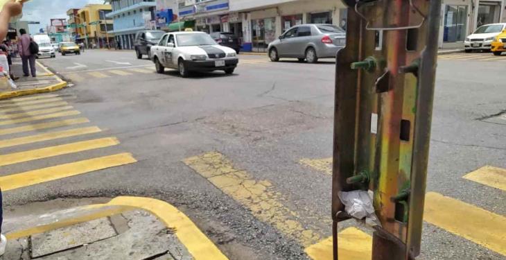 Abundan botes de basura deteriorados en la vía pública de Villahermosa