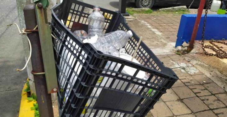 Abundan botes de basura deteriorados en la vía pública de Villahermosa