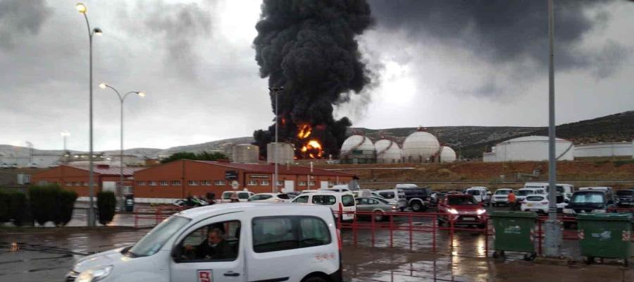 Rayo impacta a refinería y causa incendio Rayo impacta a refinería y causa incendio