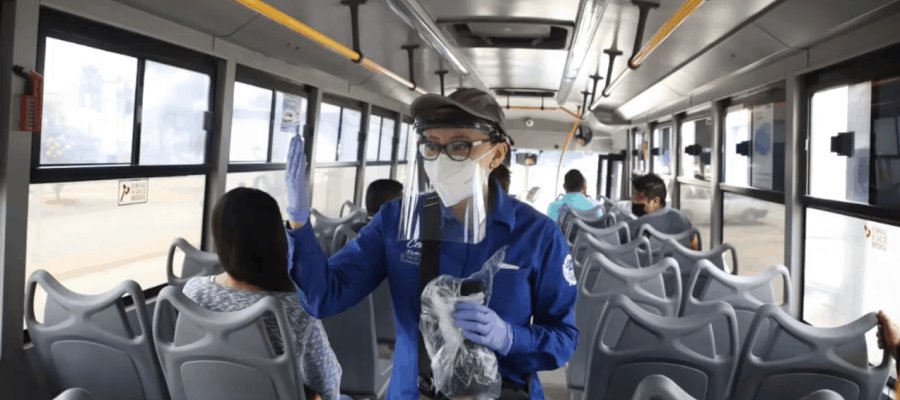 Bajan del transporte público a 22 ciudadanos por negarse a usar cubrebocas... en Celaya Bajan del transporte público a 22 ciudadanos por negarse a usar cubrebocas... en Celaya