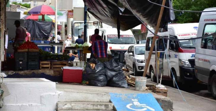 Se apropian poco a poco de banquetas alrededor del mercado de Tamulté de las Barrancas