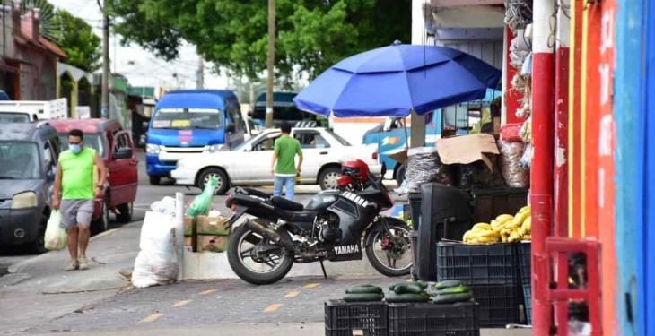 Se apropian poco a poco de banquetas alrededor del mercado de Tamulté de las Barrancas