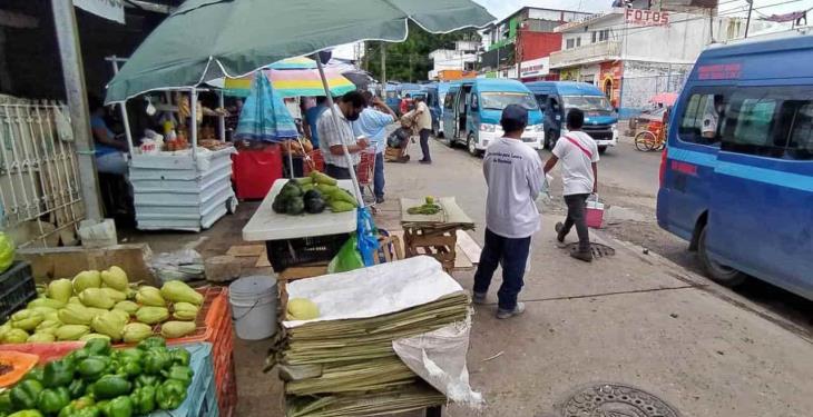 Se apropian poco a poco de banquetas alrededor del mercado de Tamulté de las Barrancas