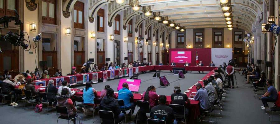 “No claudicaremos”, promete AMLO a padres de los 43 de Ayotzinapa tras reunión en Palacio Nacional