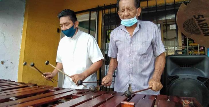 Ante la falta de eventos, marimba La Choca ambienta las mañanas en calle Castillo