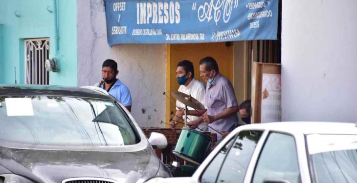 Ante la falta de eventos, marimba La Choca ambienta las mañanas en calle Castillo