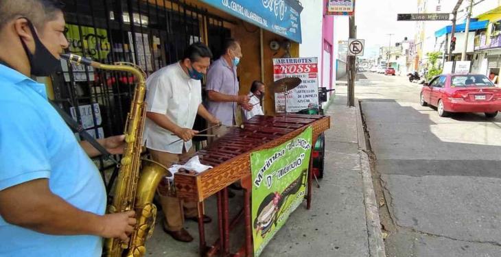 Ante la falta de eventos, marimba La Choca ambienta las mañanas en calle Castillo