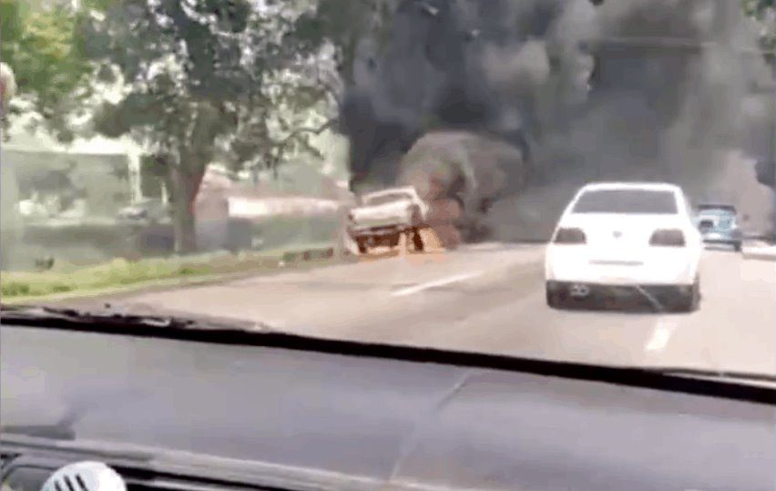 Se incendia camioneta en la carretera Villahermosa-Cárdenas