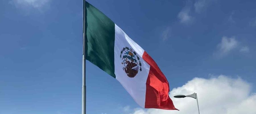 Colocan al revés bandera en la Glorieta de San Jerónimo de la CDMX