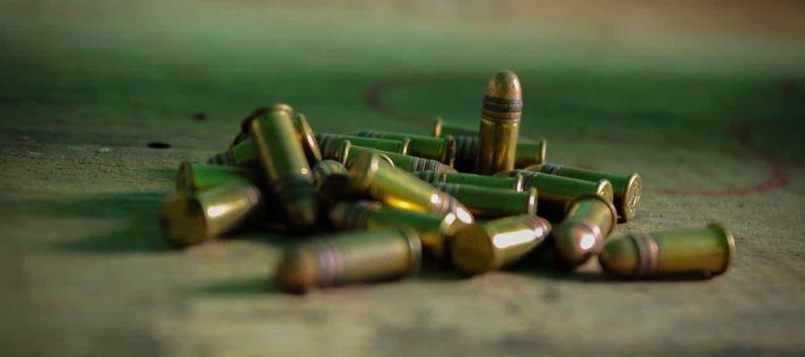 Aseguran armas largas, cartuchos y chalecos antibalas abandonados a orilla de carretera en Huimanguillo