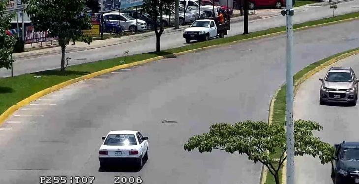 Detienen a dos sujetos y les decomisan autos presuntamente robados Detienen a dos sujetos y les decomisan autos presuntamente robados