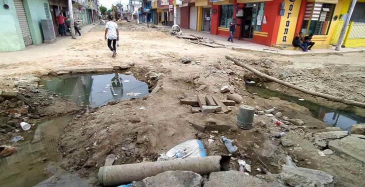Destrozadas se encuentran calles de Macuspana por obras sin avances