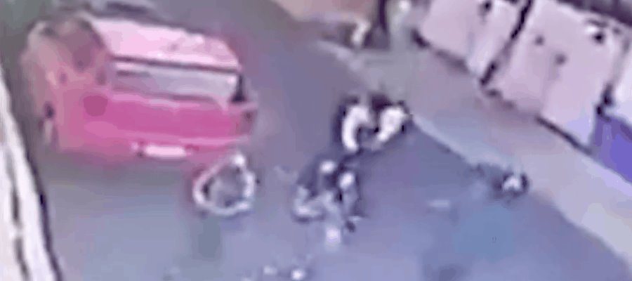 Hombre toca a niña en la calle, mientras graba lo que hace con su celular... en la CDMX Hombre toca a niña en la calle, mientras graba lo que hace con su celular... en la CDMX