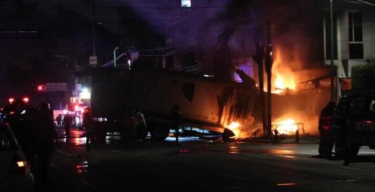 Tráiler se impacta contra locales y se incendia la madrugada de hoy en la Ciudad de México