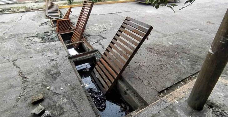 Cansados de las aguas negras estancadas cierran el paso de calle Tamarindo en el Espejo I