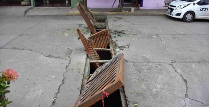 Cansados de las aguas negras estancadas cierran el paso de calle Tamarindo en el Espejo I
