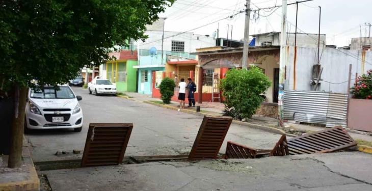 Cansados de las aguas negras estancadas cierran el paso de calle Tamarindo en el Espejo I