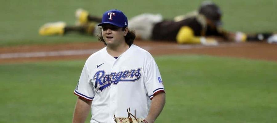 Suspenden a pitcher y a mánager de los Rangers de Texas por pelotazo