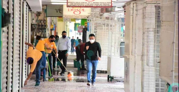 Comerciantes de la Zona Luz limpian sus establecimientos