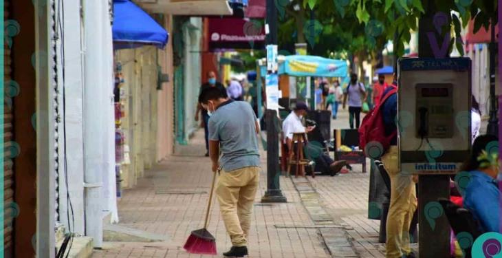 Comerciantes de la Zona Luz limpian sus establecimientos