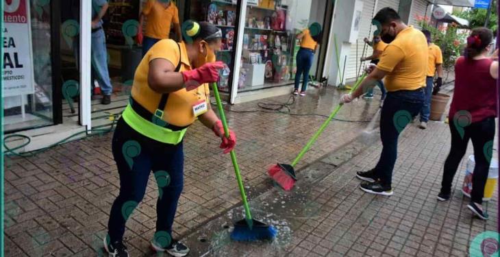 Comerciantes de la Zona Luz limpian sus establecimientos