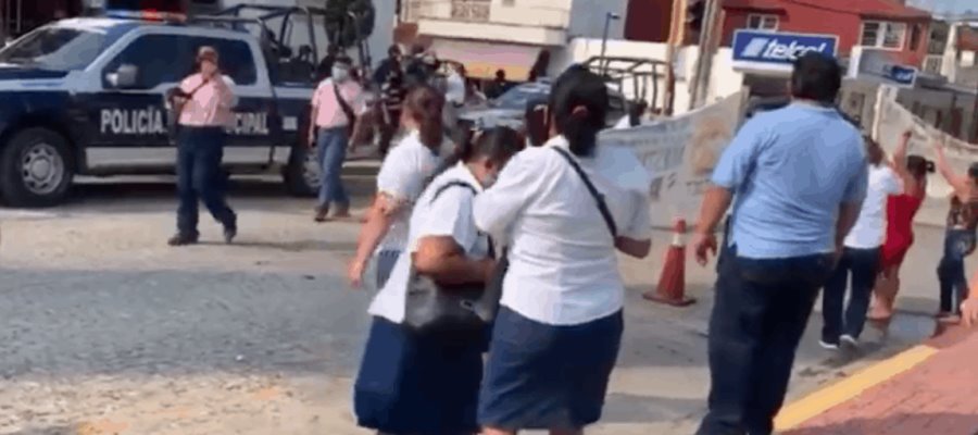 Marchan sindicalizados en Cunduacán exigiendo pagos de bono de útiles escolares para todos