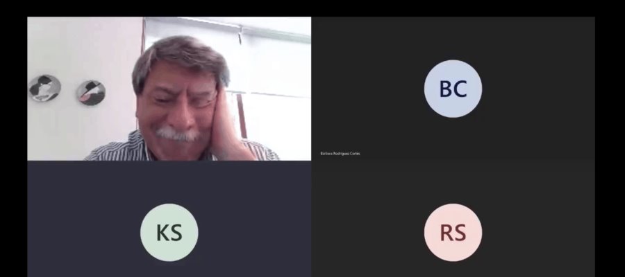 Docente a punto del llanto ante problemas técnicos en una clase virtual se vuelve viral