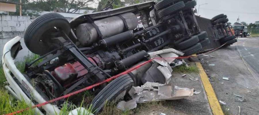 Tráiler sufre volcadura en Frontera; impacto deja tres lesionados Tráiler sufre volcadura en Frontera; impacto deja tres lesionados