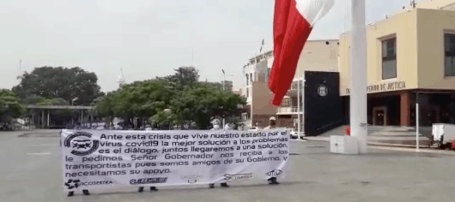 Protestan secretarios generales del transporte público frente a Palacio de Gobierno