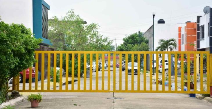 Con portones y cadenas restringen acceso a fraccionamiento San Ángel en Indeco