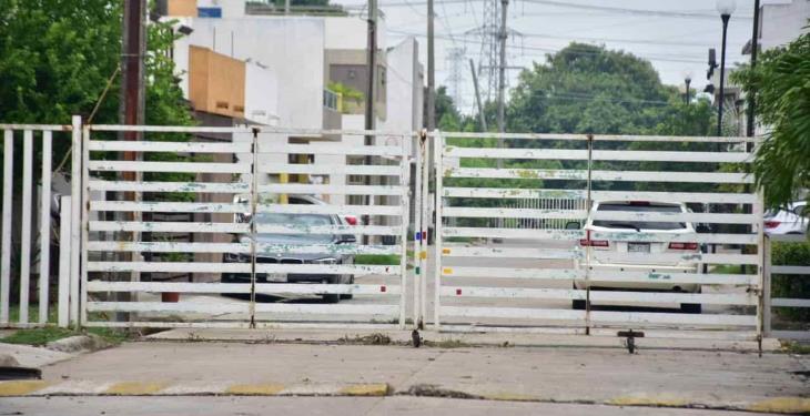 Con portones y cadenas restringen acceso a fraccionamiento San Ángel en Indeco