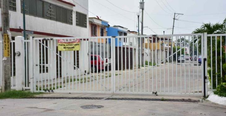 Con portones y cadenas restringen acceso a fraccionamiento San Ángel en Indeco