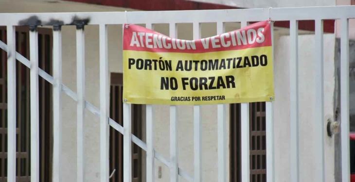 Con portones y cadenas restringen acceso a fraccionamiento San Ángel en Indeco