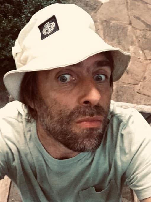 Promete exvocalista de Oasis concierto si Messi llega al Manchester City