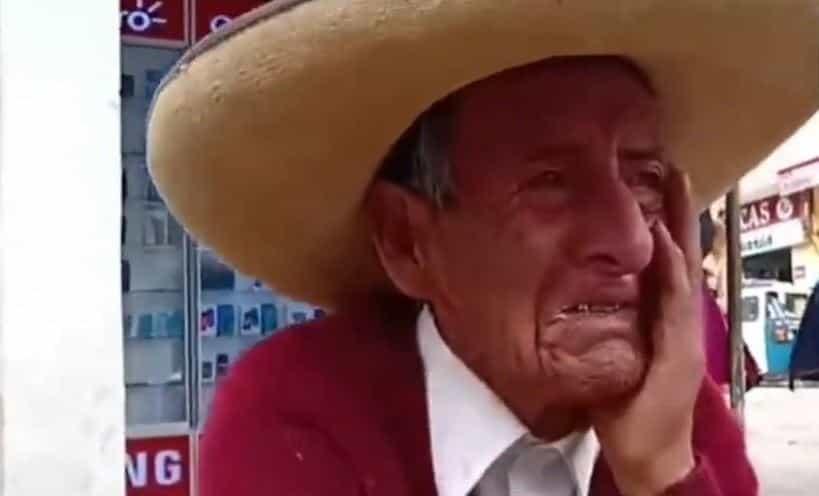 Hombre llora por la muerte de su esposa y por la presión de sus hijos que le exigen herencia