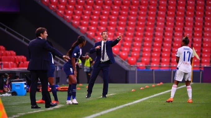 DT del PSG, criticado por ‘tocar’ a una de sus jugadoras