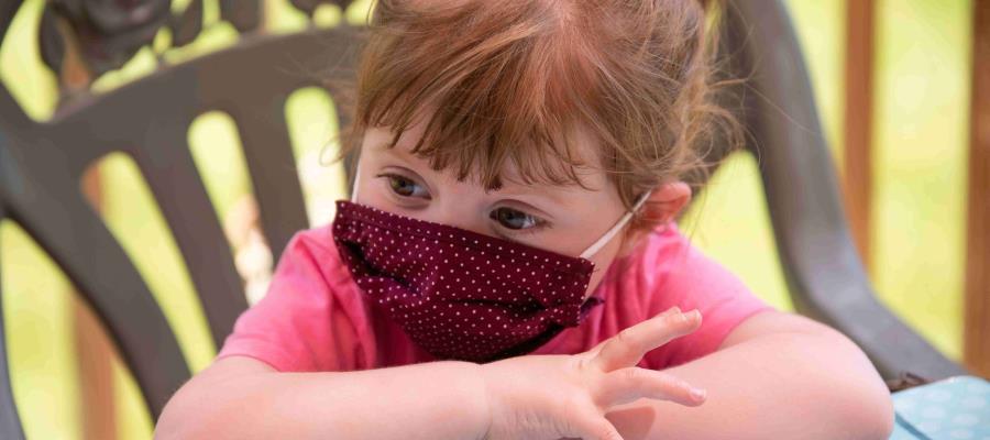 Niños asintomáticos con COVID pueden expulsar el virus durante semanas, según estudio