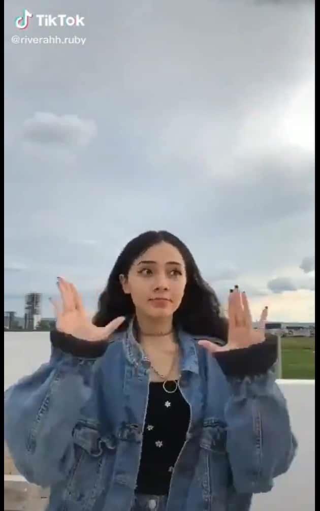 Tunden en redes sociales a tiktokera que baila el Himno Nacional Tunden en redes sociales a tiktokera que baila el Himno Nacional