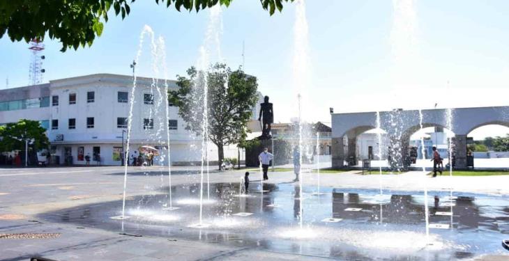 Niños vuelven a jugar en las fuentes danzantes de Plaza de Armas