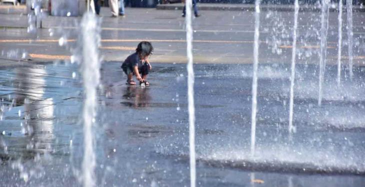 Niños vuelven a jugar en las fuentes danzantes de Plaza de Armas