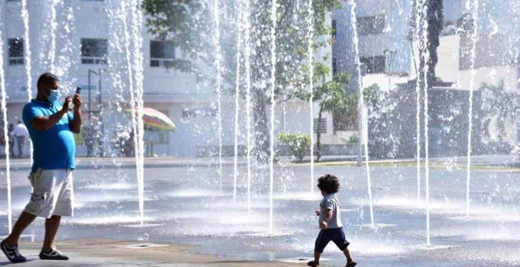 Niños vuelven a jugar en las fuentes danzantes de Plaza de Armas