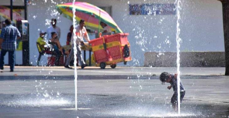 Niños vuelven a jugar en las fuentes danzantes de Plaza de Armas