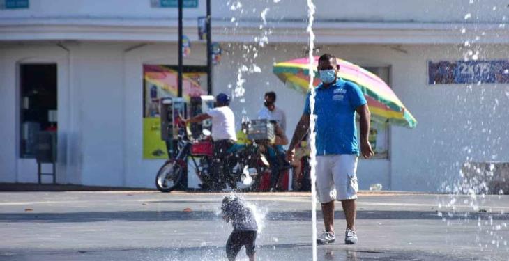 Niños vuelven a jugar en las fuentes danzantes de Plaza de Armas