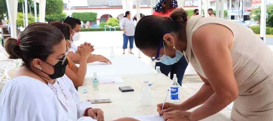 Participa alcaldesa de Comalcalco en colecta de firmas para consulta que busca enjuiciar a expresidentes